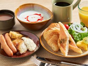 【朝食】地元の新鮮な食材を使った、ビュッフェ形式のモーニングをお楽しみください。