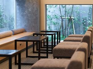 【ロビー】館内に小石原焼とコラボした作品を展示し、アートも楽しめる空間となっております。