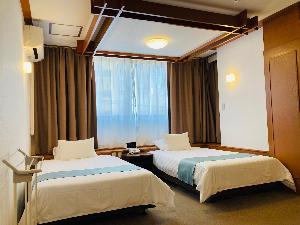 和洋室 120cm幅のベッドと和室のお部屋です。ご家族連れにオススメ。
