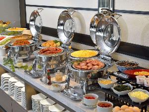 【朝食ビュッフェ】朝食の定番　ウィンナーやスクランブルエッグ