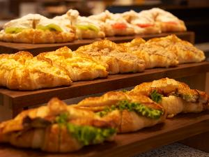 【朝食】クロスライフ博多天神のイチオシの「クロワッサンサンド」。