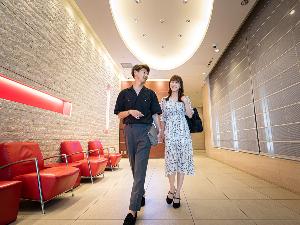 【1Fエントランスホール】<BR>ススキノの喧騒から1歩館内に入ると、スタイリッシュな空間が広がります。