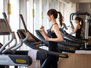 【４Fフィットネスジム】6時〜２３時まで。ルームキーでお入り頂けます。<BR>