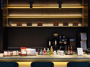 【カフェ＆バー】日中はカフェ、夜はバーとして、昼夜で変化する空間をご満喫ください。