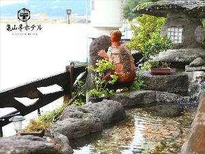 １階テラスの横にぬるめの足湯がございます。