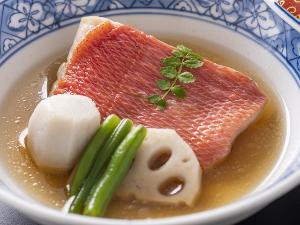 【金目鯛の煮つけ】脂ののった金目鯛を当館こだわりの出汁でじっくりと煮込んだ自慢の煮物