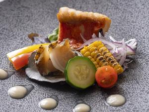 【金目鯛と鮑の夏野菜グリル】程よく脂がのった金目鯛にコリコリ食感が愉しい鮑を1皿で味わえる贅沢な一品