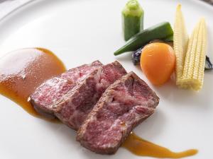 【土佐あかうしのロースステーキ】幻の和牛、土佐あかうしのステーキは赤身とサシのバランスが抜群です
