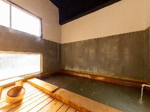 【客室・01タイプ】・いつでも入れる【源泉かけ流しの温泉付き客室】開放的な露天風呂です。
