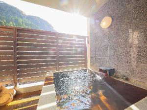 いつでも入れる【源泉かけ流しの温泉付き客室】開放的な露天風呂です。