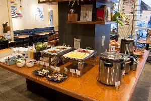 ■朝食バイキング：広々とした明るい店内で、ゆっくりとお食事をお楽しみ下さい。