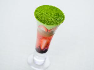 2023春～出雲産抹茶とマスカルポーネクリームのティラミスパフェ　島根ワイナリー苺のジュレと安来産いちごを添えて