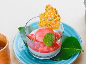 2023春～金胡麻のブランマンジェ　安来産フレッシュ苺のソース あまおうのグラスと桜のチュイル