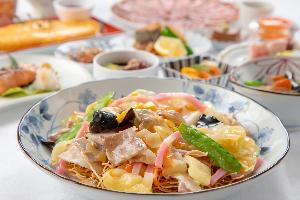 長崎のソウルフード「皿うどん」はビュッフェ台に並びます