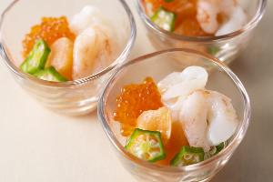 ミニ海鮮グラスは彩りもきれいな海鮮素材をひとつのグラスに。そのまま食べても、ご飯にかけて海鮮丼にも◎