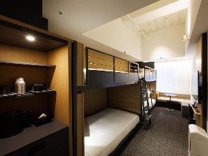 【2段ベッドシングル】独立したトイレ・シャワーブース・洗面台を採用し、グループ旅行に最適です。