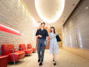 【エントランスホール】白い壁に赤のアクセント。館内は異国情緒漂う内装。