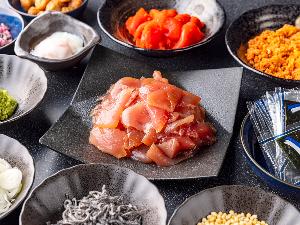 大人気マグロの漬け丼をご堪能ください