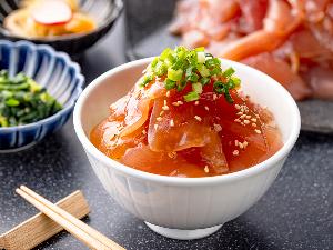 大人気マグロの漬け丼をご堪能ください
