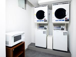 【ランドリールーム（4階）※有料】ランドリールームは4階です。洗剤も自動投入されます。 ※洗濯機：300円（税込）/1回、乾燥機：100円（税込）/30分【営業時間】24時間