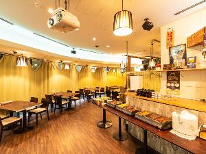 【2階レストラン・新宿美食倶楽部「天の川」】間接照明を使った大人な雰囲気のシックな店内。