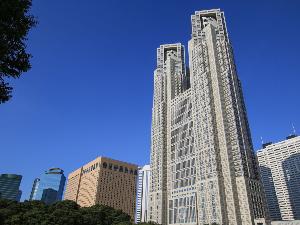 【東京都庁】当ホテルから徒歩15分！議事堂や都政資料の見学のほか、地上45階の展望室では新宿の街並みやストリートピアノの演奏を楽しむことが出来ます。