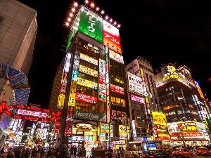 【新宿歌舞伎町】映画館や人気ショップが軒を連ねる歌舞伎町は、当ホテルから徒歩10分。