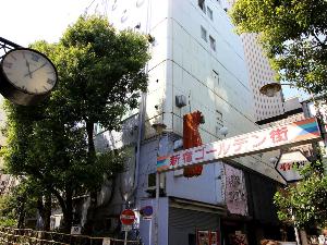 【新宿ゴールデン街】小さな飲食店が約290店舗もひしめく新宿ゴールデン街は当ホテルから徒歩15分！