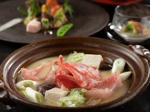 ■特別会席「蒼風膳」お料理一例／めんめ（きんき）を使用したお鍋は鄙の座ならではの深い味わい