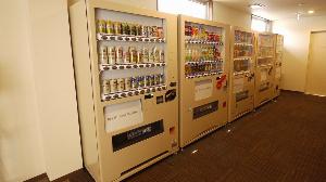 ビズコート棟内自販機コーナーは１Fにございます
