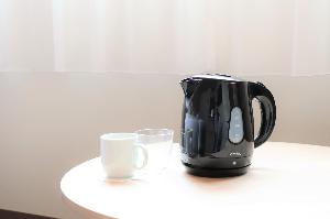 客室備品(電気ケトルとカップ)