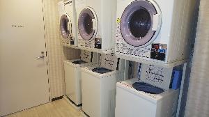 ビズコート１F　ランドリーコーナー　※大浴場更衣室内にも一台ございます