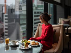朝食は、東京メトロポリスの朝を借景に