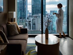 窓の向こうに望む東京メトロポリス
