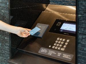 厳重なセキュリティでお客様をお出迎え