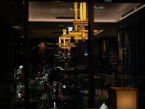 夜景もドラマティックなレジデンツ・ラウンジ