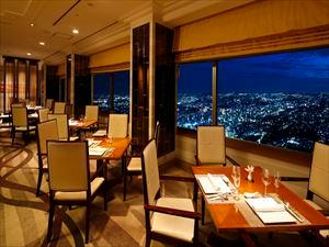 68階中国料理「皇苑」<BR>広大な景色と溶け合う中国料理レストラン。<BR>広東料理の焼き物、飲茶、魚介を中心に、中国各地の名菜が楽しめる多彩なメニューが自慢です。