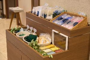 アメニティ類はフロント前のアメニティコーナーからお持ち下さい。