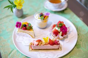 ロビーラウンジではケーキやコーヒーもお楽しみいただけます。