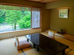 【渓流館（お部屋一例）】渓谷美と四季折々の風景画自慢です。