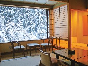 【冬の渓流館・客室一例】自然に囲まれた当館ならではの客室から望む雪景色。