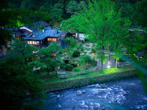 暮れる山里に灯る宿の灯り