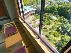 和室20畳日本庭園側