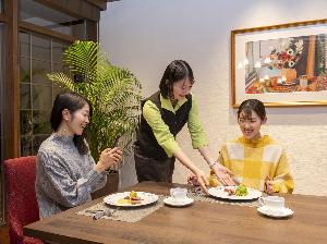 【夕食イメージ】レストラン食事風景