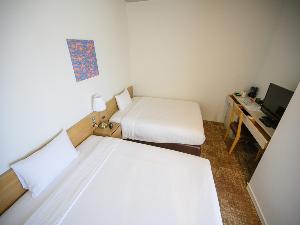 ◆ワイドツインルーム／ゆったりした空間でご寛ぎいただける、少し広めのツインの客室です。（客室一例）