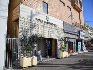 ◆外観／白い壁にエメラルドの緑のロゴが目印です。