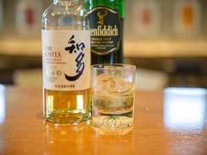 ◆カフェ＆バー／バータイムはビール、カクテル、泡盛など各種お酒を有料にてご提供。