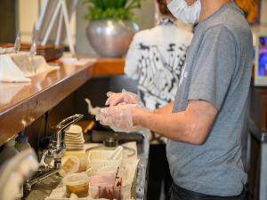 ◆朝食／スタッフがその場で握る「おむすび」を提供しています。（イメージ）