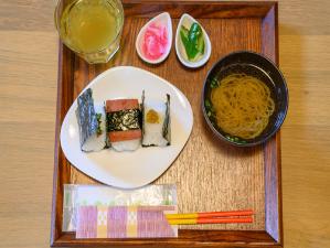 ◆朝食／おむすび・お味噌汁・お漬物のシンプルな朝ごはん（イメージ）