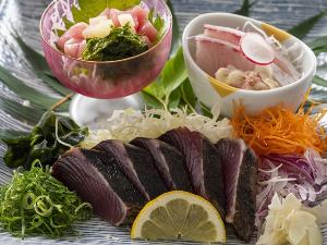 【御造り】松本総料理長が新たな発想で考案した2種の創作お造りと鰹の藁焼きタタキを存分にご堪能。